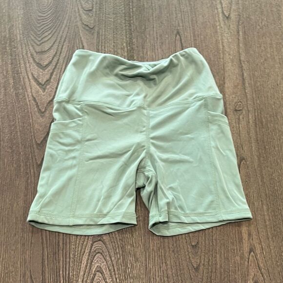 NWOT Forever21 Mint Green Athletic Bike Shorts Size S - Picture 1 of 6